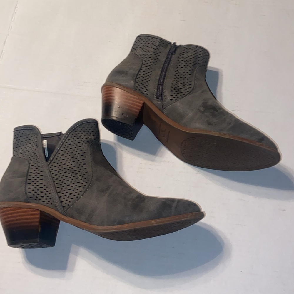 Gray suede zipper Rocket Dog boots size 9